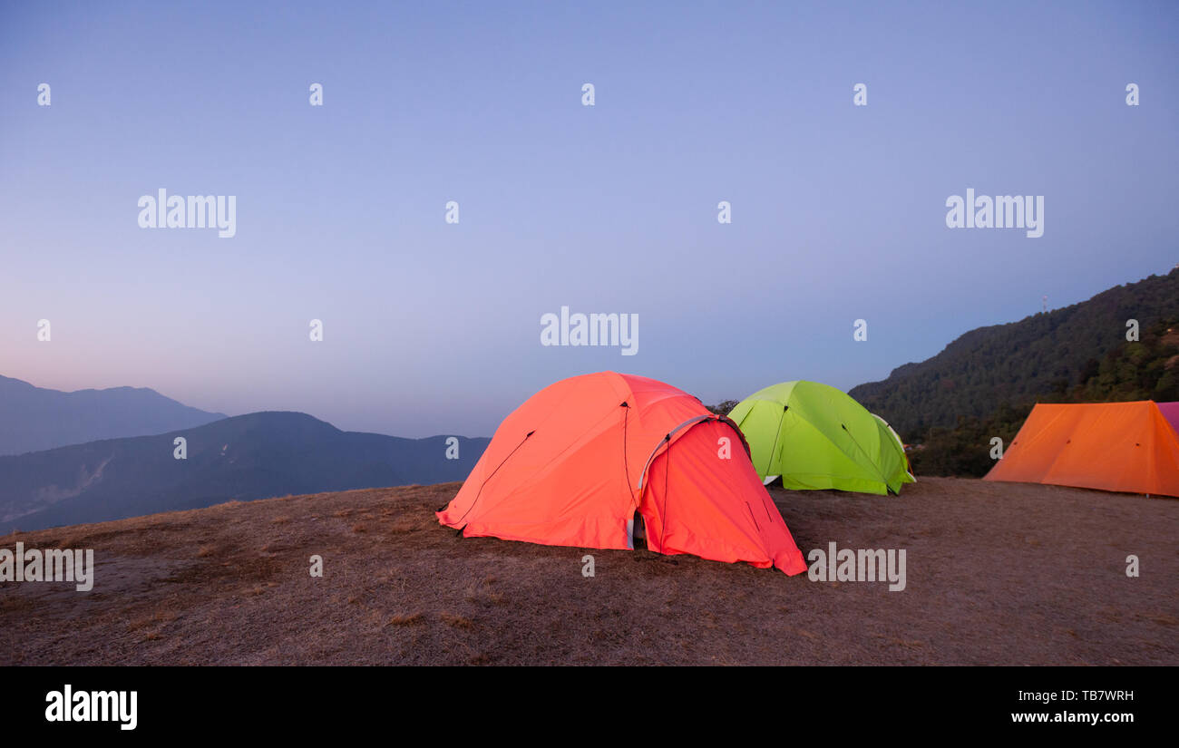 Tende impostato per il gruppo campeggi nella regione di Annapurna, Nepal Foto Stock