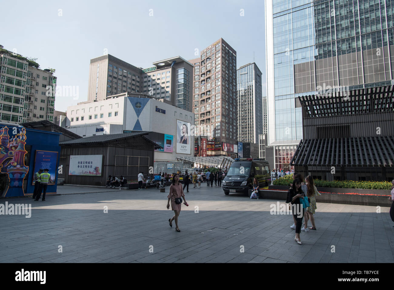 Moderno ed alto edificio edifici per uffici nel centro della città di Chengdu Sichuan, Cina Foto Stock