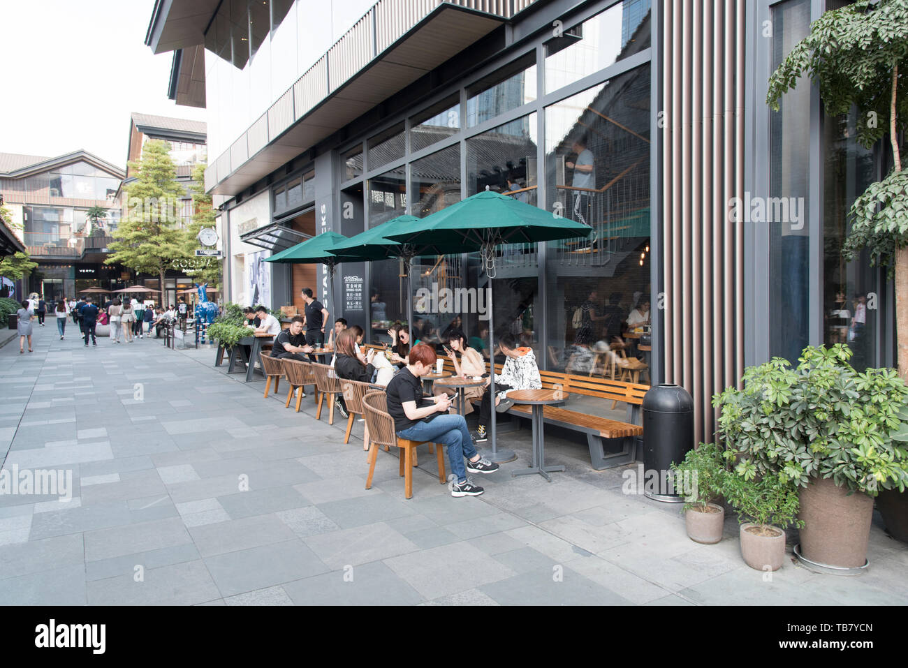 I pedoni nel centro città di Chengdu Sichuan, Cina Foto Stock