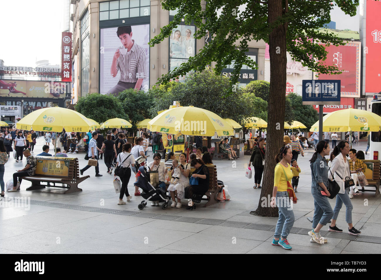 I pedoni nel centro città di Chengdu Sichuan, Cina Foto Stock