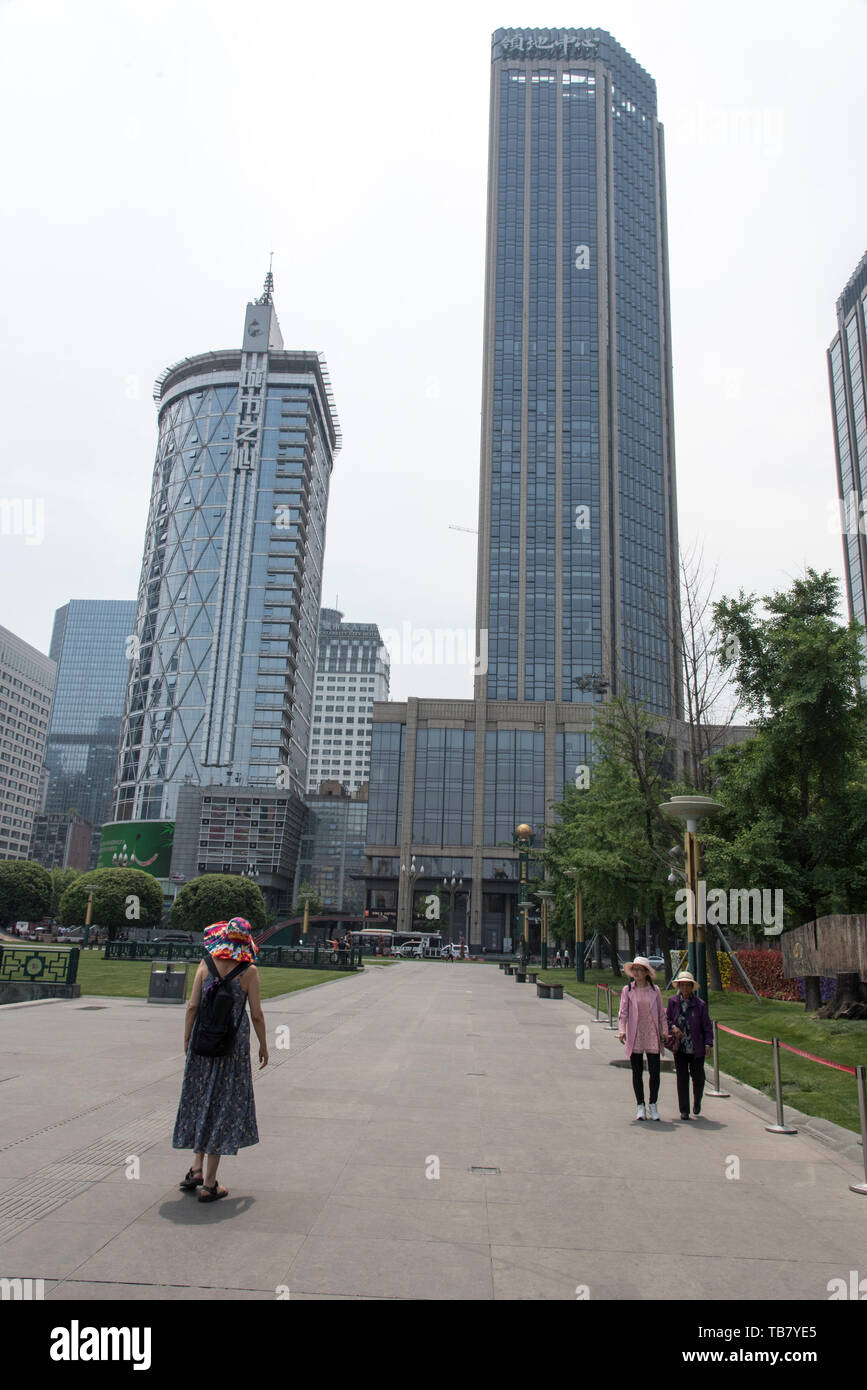 Moderno ed alto edificio edifici per uffici nel centro della città di Chengdu Sichuan, Cina Foto Stock