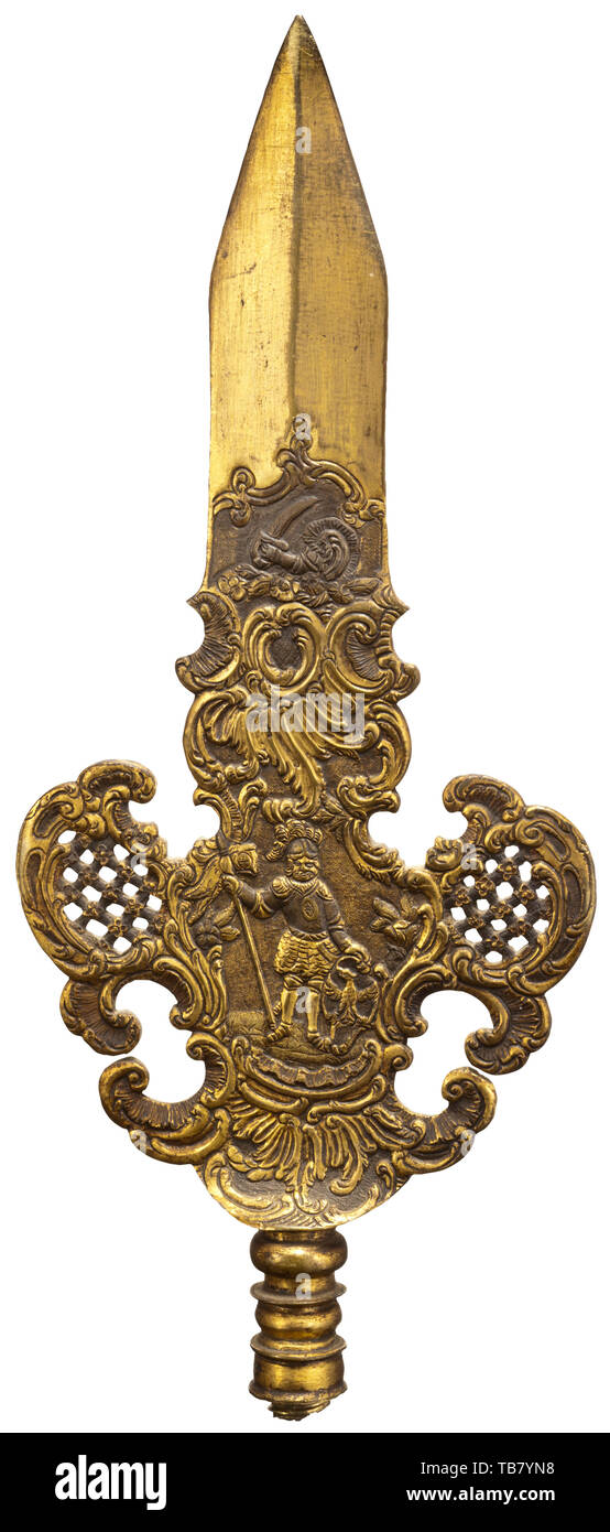 Una rara gilt-testa in bronzo di una sfilata spontoon o partigiano, eseguito da un funzionario di uno stato di protezione, russo o Europeo orientale, circa 1760/1770, fusa in un unico pezzo, con disegni a rilievo di elaborare scrollwork rococò che coinvolgono trafitto campi trellis studded con le teste dei fiori, cast con stemmi araldici diverse sui rispettivi lati e centraggio sul figurale anche soggetti diversi su ogni lato, uno a metà del XVI secolo il guerriero armato con scudo caricato con un'aquila, l'altro che di un barbuto tsar o un re blindato anche nella metà del XVI secolo , Additional-Rights-Clearance-Info-Not-Available Foto Stock