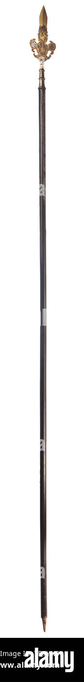 Una rara gilt-testa in bronzo di una sfilata spontoon o partigiano, eseguito da un funzionario di uno stato di protezione, russo o Europeo orientale, circa 1760/1770, fusa in un unico pezzo, con disegni a rilievo di elaborare scrollwork rococò che coinvolgono trafitto campi trellis studded con le teste dei fiori, cast con stemmi araldici diverse sui rispettivi lati e centraggio sul figurale anche soggetti diversi su ogni lato, uno a metà del XVI secolo il guerriero armato con scudo caricato con un'aquila, l'altro che di un barbuto tsar o un re blindato anche nella metà del XVI secolo , Additional-Rights-Clearance-Info-Not-Available Foto Stock