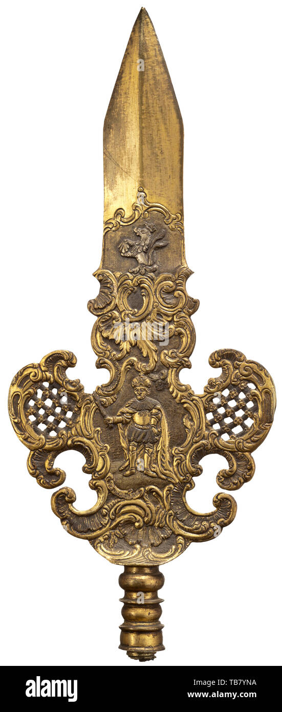 Una rara gilt-testa in bronzo di una sfilata spontoon o partigiano, eseguito da un funzionario di uno stato di protezione, russo o Europeo orientale, circa 1760/1770, fusa in un unico pezzo, con disegni a rilievo di elaborare scrollwork rococò che coinvolgono trafitto campi trellis studded con le teste dei fiori, cast con stemmi araldici diverse sui rispettivi lati e centraggio sul figurale anche soggetti diversi su ogni lato, uno a metà del XVI secolo il guerriero armato con scudo caricato con un'aquila, l'altro che di un barbuto tsar o un re blindato anche nella metà del XVI secolo , Additional-Rights-Clearance-Info-Not-Available Foto Stock