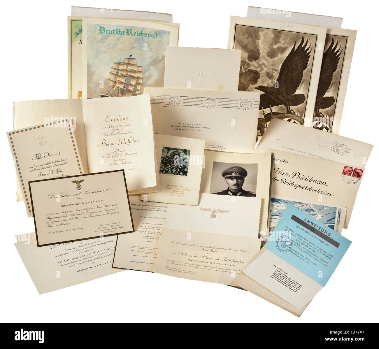Station wagon di Ludwig Schuster, ministero di testa e Presidente del Reich amministrazione postale, comprende: un invito al (tr) 'Day di arte tedesca 1937' con originale firma di Goebbels, vari telegrammi, e un invito da parte di Hitler in occasione di un ricevimento per Mussolini il 25 settembre 1937 (sede ordine inclusa). Inoltre, documenti di identità, numerosi ritratti in uniforme della Wehrmacht e varie riguardanti la documentazione relativa al 1936 Giochi Olimpici invernali a Garmisch-Partenkirchen (inviti, mappe, posizionare le schede ecc.). Xx secolo, 1930s, NS, il socialismo nazionale, il nazismo, Th, Editorial-Use-solo Foto Stock