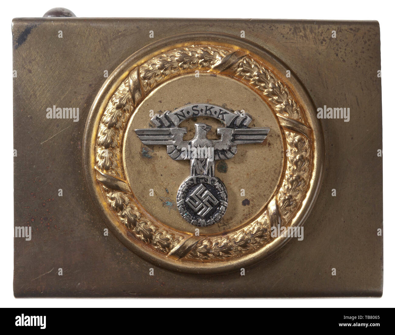 JOHN WAHL cinghia e fibbia raccolta, un NSKK EM/NCO la fibbia della cinghia, in ottone stampato, liscio del campo esterno, stampigliato NSKK argentato insegne sul 40 mm gold finito di piastra centrale applicato con due piegato perni saldati., Additional-Rights-Clearance-Info-Not-Available Foto Stock