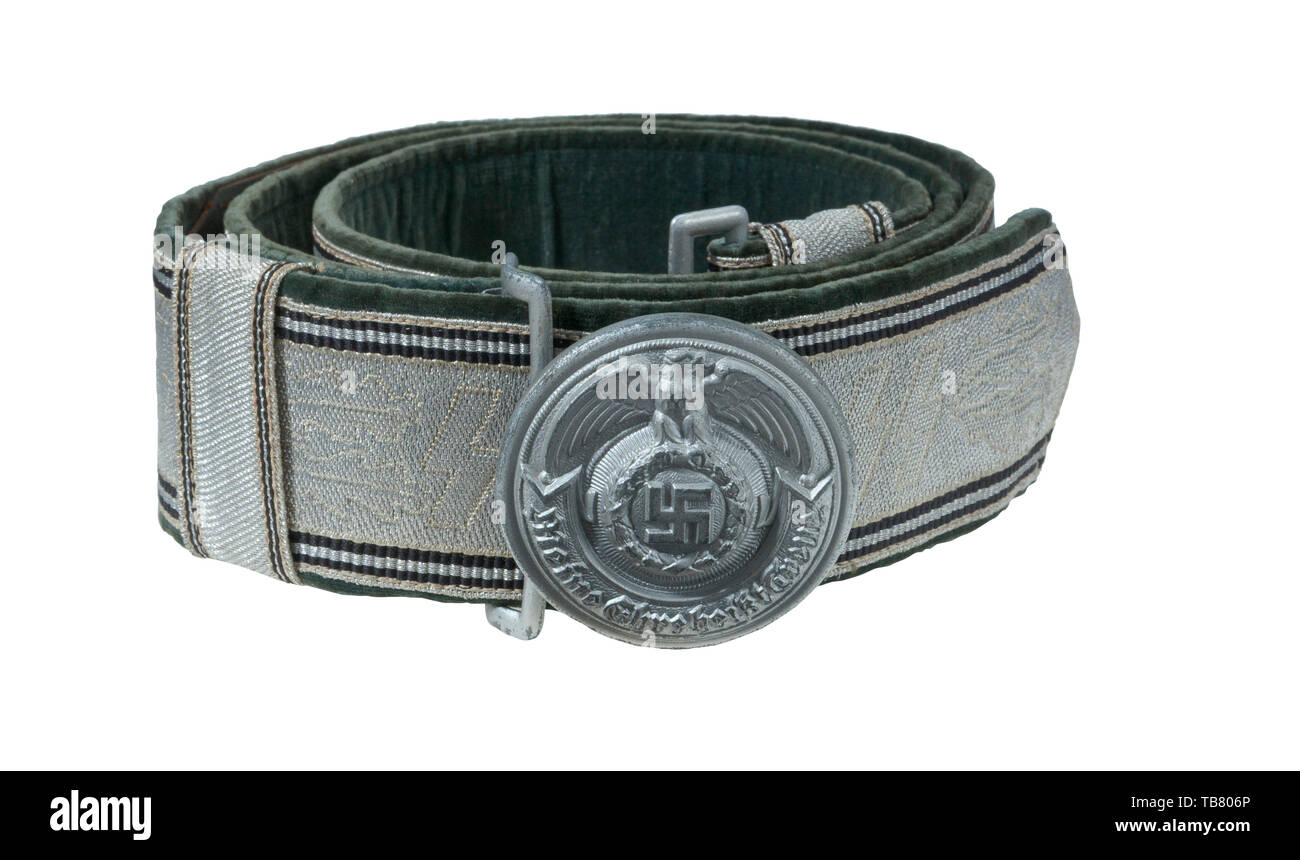 JOHN WAHL cinghia e fibbia raccolta, un Waffen SS Officer Brocade cinghia e fibbia, lega stampigliato 48 mm diametro argento fibbia lavato, retromarcia stampato 'RZM (doppio cerchio), SS, 36/40, OLC (in un diamante)' indicando Overhoff & Cie Lüdenscheid come produttore. 45 mm/grigio velluto verde sostenuto alluminio/tessuto argento brocade con due nero/argento/strisce nere in alto e in basso e oakleaves alternata e SS rune tessute in brocade completa con due scorrevoli, verticale 22 mm custode di adattamento e un cucito in alluminio cattura. Pelle verde dimensioni linguetta di regolazione stampigliata '100', Editorial-Use-solo Foto Stock
