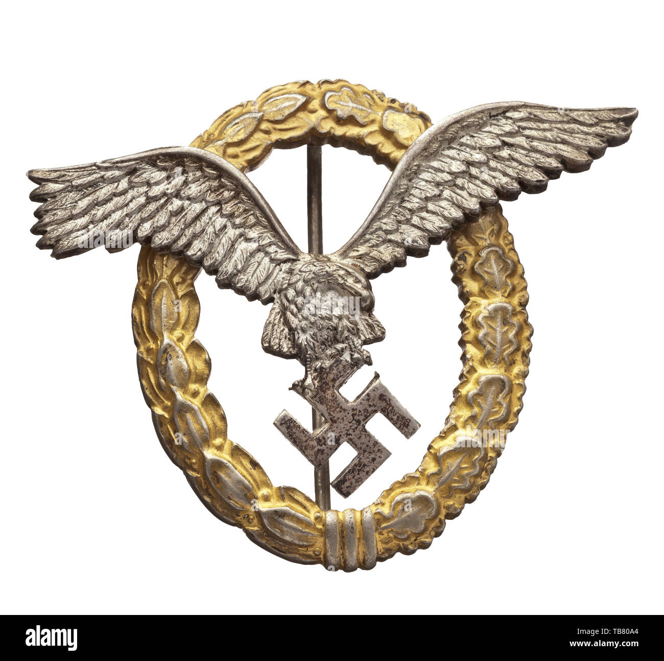 Un combinato di piloti ed osservatori Badge badge pesanti colpito in tombak, tipo 2 da maker F.W. Assmann & Söhne, Lüdenscheid, con colpito maker il logo "A" sul retro di l'aquila. La quercia/corona di alloro è dorato, l'aquila smerigliati in argento e rivettare apposto. Un leggermente esempio utilizzato dal primo terzo della guerra in un ottimo stato di conservazione. Larghezza 66 mm. Peso 45,1 g. Accanto alla Juncker-pezzi prodotti, 'il classico' tra il doppio badge. storica del Novecento storico, Editorial-Use-solo Foto Stock