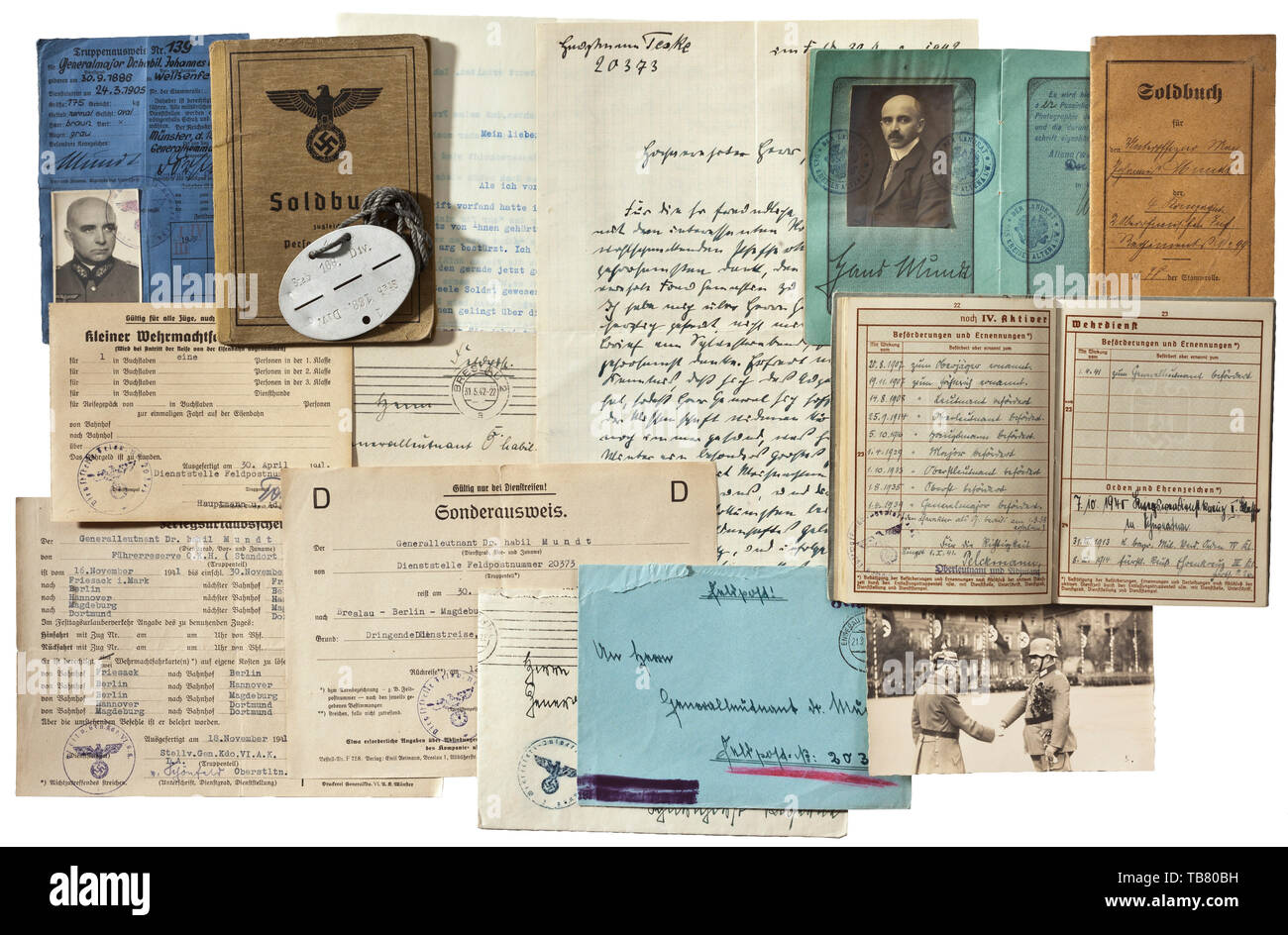 Un break di il Generalleutnant Dr. Johannes Mundt, 164a divisione di fanteria, Pay prenota (manca la foto di identità) numerati '1', rilasciato il 16 settembre 1939 a Münster dal comando generale e capo del personale. Le voci includono soggiorni in ospedale, gli importi pagati, decorazioni (ripetizione barre a EKI e EKII). Inoltre, un disco di identità numerati da '1' della scheda '168.Div.', un ID militare con foto rilasciato il 16 febbraio 1939, coperchio mancante e un militare di istruttore certificato rilasciato il 10 marzo 1938 con IR 66 come un Generalmajor. Inoltre, il suo libro paga della prima guerra mondiale, travel pass e circa 20 altri, Editorial-Use-solo Foto Stock