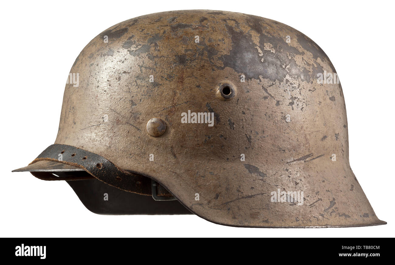 Un casco in acciaio M 42 in fronte meridionale il camuffamento con identificazione del portatore, il cranio con maker's stamping 'hkp64' (tr. Smalto sassone e lamiera di fabbrica), color ocra che il camuffamento dipinto sopra il campo originale di vernice grigio, i contorni dell'emblema facilmente riconoscibile sul lato sinistro. Rivestimento interno con scritte a mano per chi indossa la denominazione "K. Hanke Gefreiter Fp 58391 C'. storica del Novecento storico, Editorial-Use-solo Foto Stock