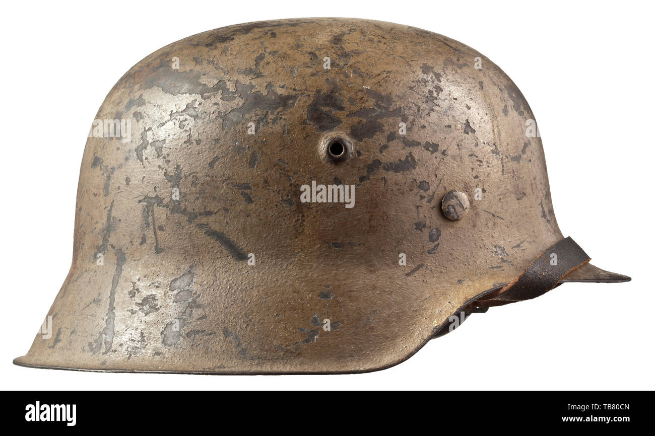 Un casco in acciaio M 42 in fronte meridionale il camuffamento con identificazione del portatore, il cranio con maker's stamping 'hkp64' (tr. Smalto sassone e lamiera di fabbrica), color ocra che il camuffamento dipinto sopra il campo originale di vernice grigio, i contorni dell'emblema facilmente riconoscibile sul lato sinistro. Rivestimento interno con scritte a mano per chi indossa la denominazione "K. Hanke Gefreiter Fp 58391 C'. storica del Novecento storico, Editorial-Use-solo Foto Stock