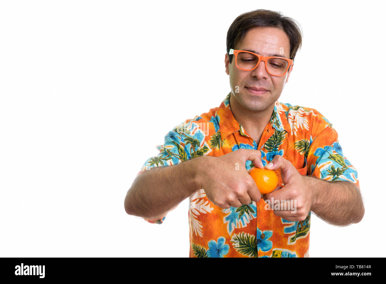 Studio shot di giovani persiano uomo turistico apertura arancione indossando occhiali isolata contro uno sfondo bianco Foto Stock