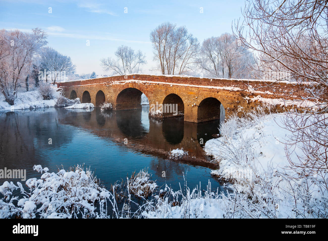 Il 15 ° secolo Pershore Vecchio ponte sul fiume Avon, Worcestershire, Inghilterra Foto Stock