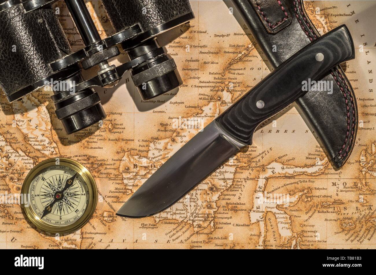 Sfondo con mappa, coltello, Bussola Binocolo e pronti per l'avventura Foto Stock