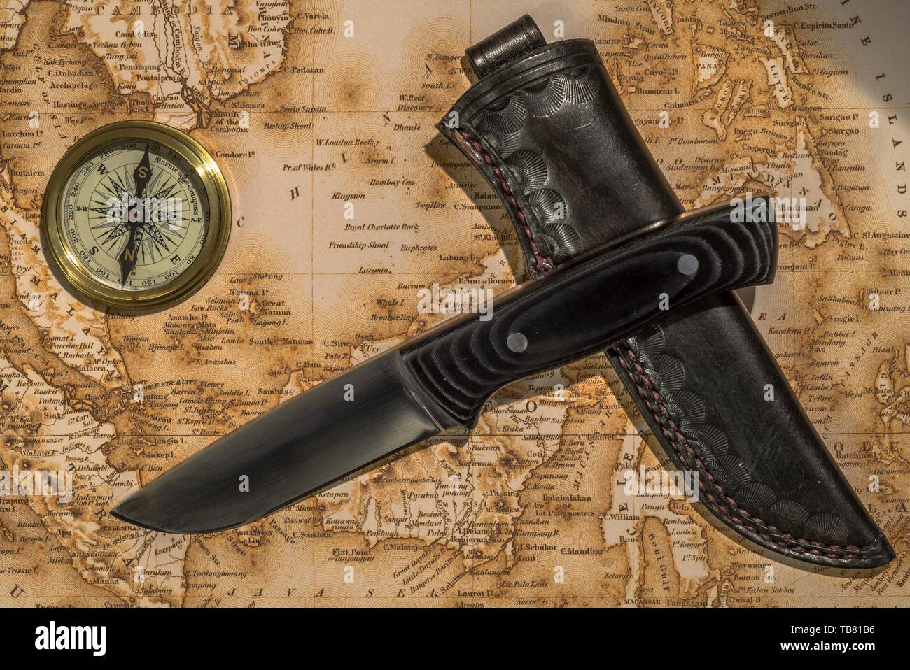 Sfondo con mappa, coltello e bussola Foto Stock