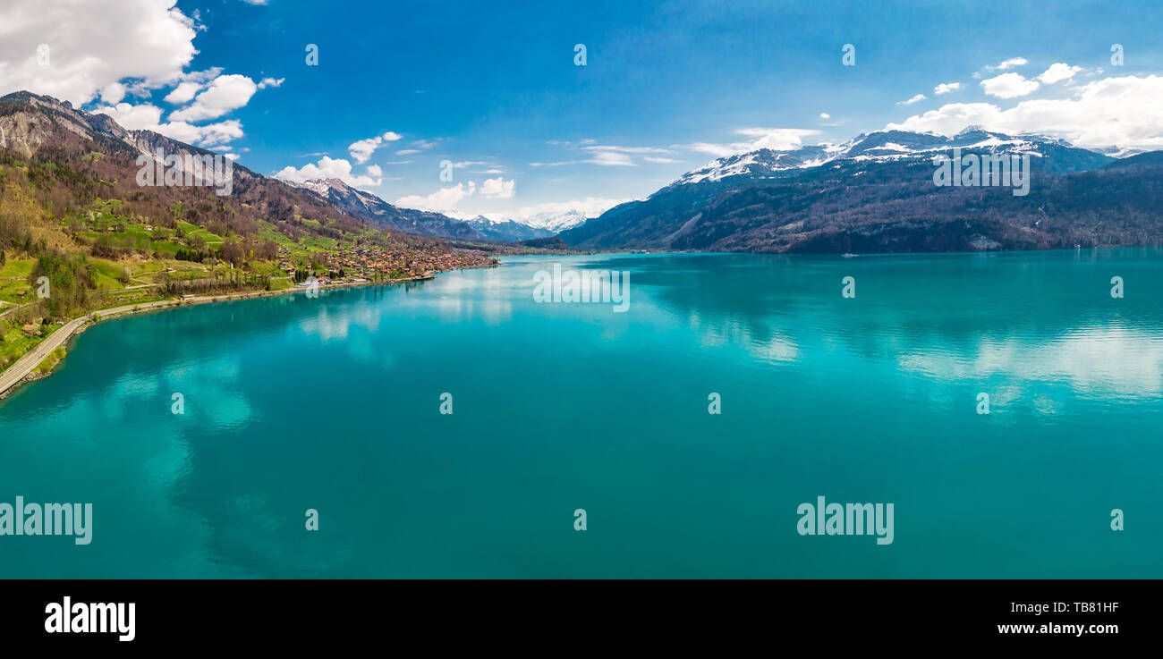 Il lago di Brienz città sul lago di Brienz da Interlaken con le Alpi svizzere coperte da neve in background, Svizzera, Europa Foto Stock