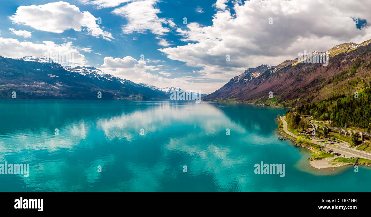 Il lago di Brienz città sul lago di Brienz da Interlaken con le Alpi svizzere coperte da neve in background, Svizzera, Europa Foto Stock