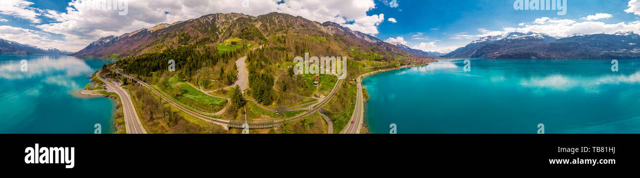 Il lago di Brienz città sul lago di Brienz da Interlaken con le Alpi svizzere coperte da neve in background, Svizzera, Europa Foto Stock