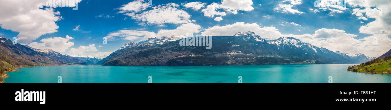 Il lago di Brienz città sul lago di Brienz da Interlaken con le Alpi svizzere coperte da neve in background, Svizzera, Europa Foto Stock