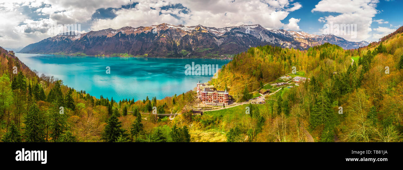 Il lago di Brienz da Interlaken con le Alpi svizzere coperte da neve in background, Svizzera, Europa Foto Stock