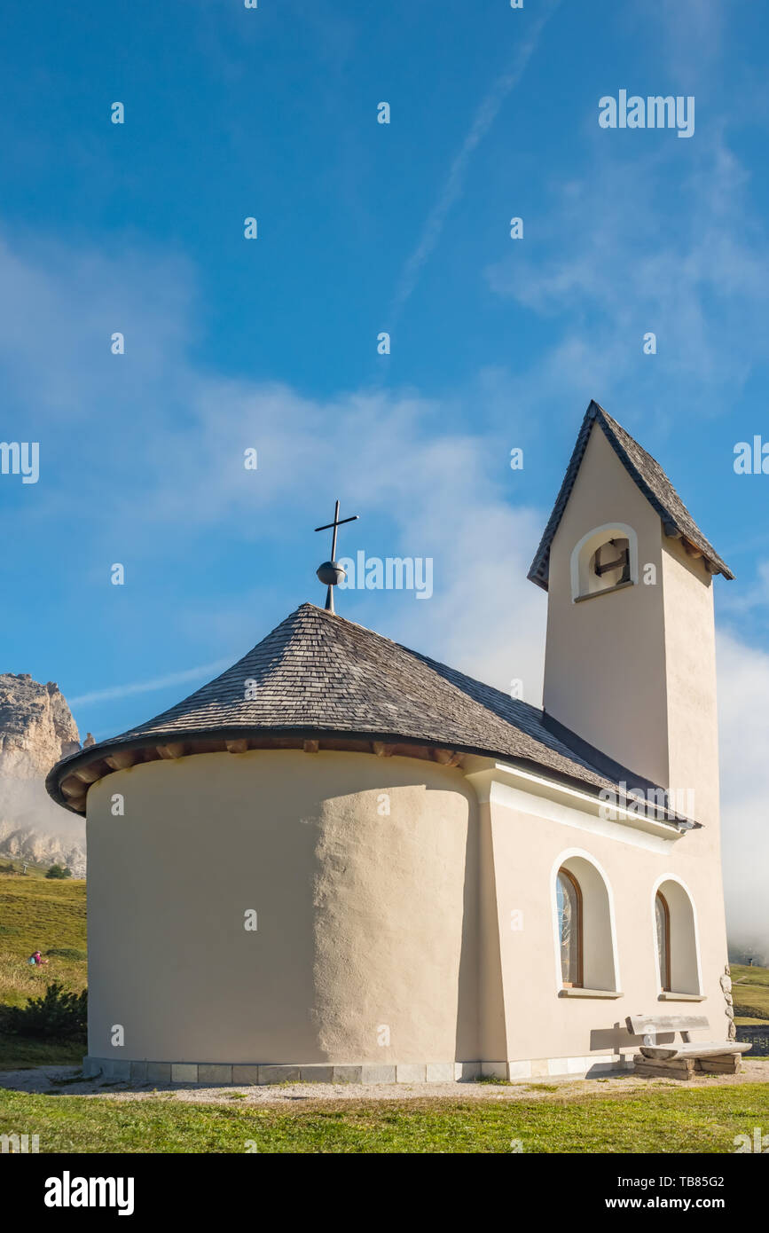 Cappella con vista sulle montagne in background, Passo Gardena, Dolomiti, Italia Foto Stock