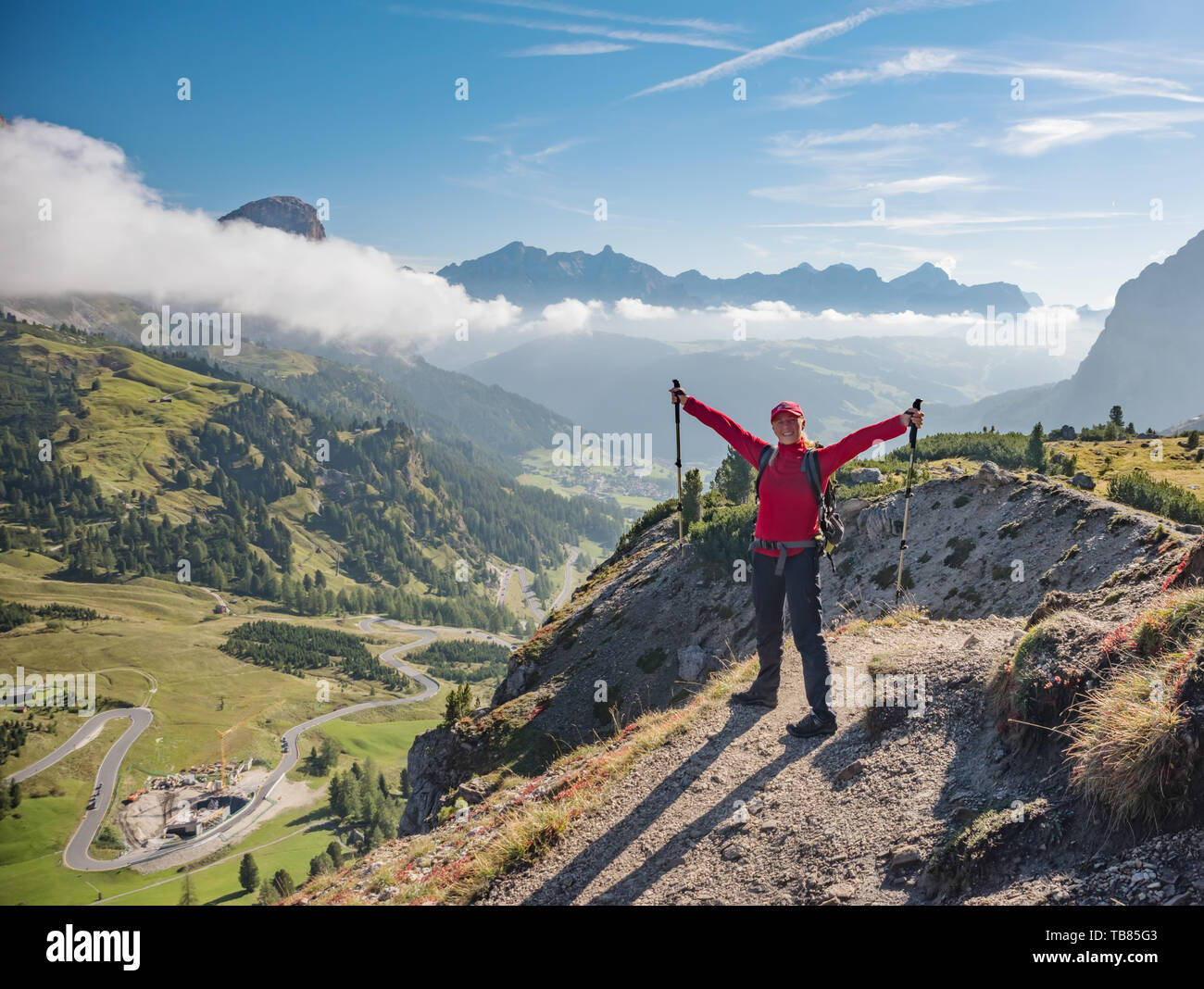 Active escursionista escursionismo, godendo la vista guardando, Dolomiti paesaggio. Il Passo Gardena. Viaggio sport concetto di stile di vita Foto Stock