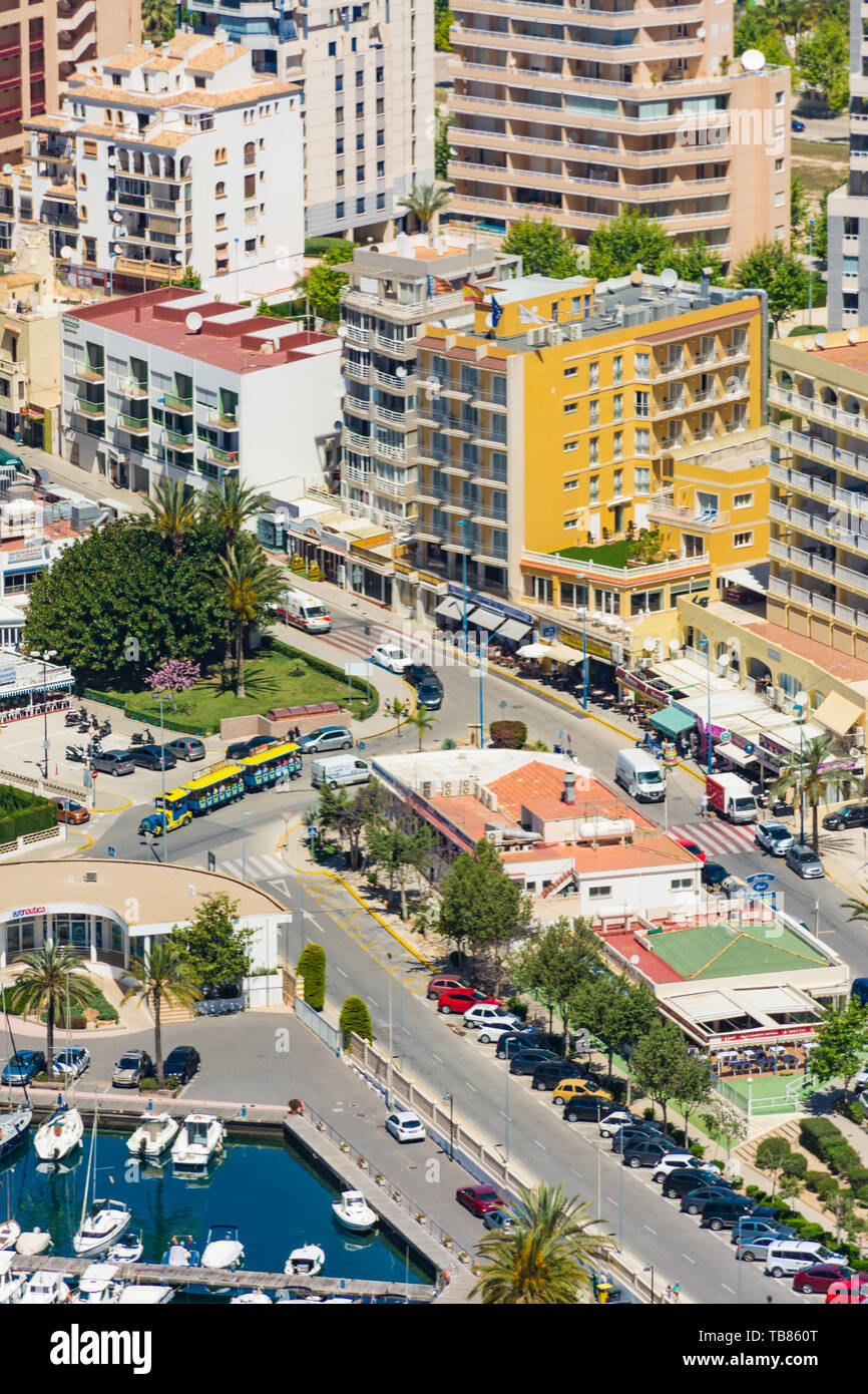 Calpe Alicante, Spagna. 10 maggio 2019: Marina, negozi e ristoranti dalla roccia di Ifach Foto Stock