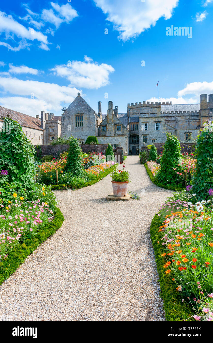 Colorate lenzuola estate piante circondano l'orti in orto a Forde Abbey, Dorset, England, Regno Unito Foto Stock