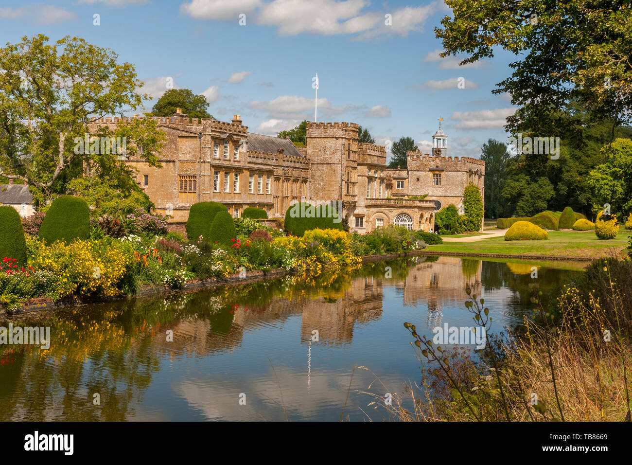 La colorata estate piante perenni in 'Long Pond' erbacee di frontiera di Forde Abbey, Dorset, England, Regno Unito Foto Stock