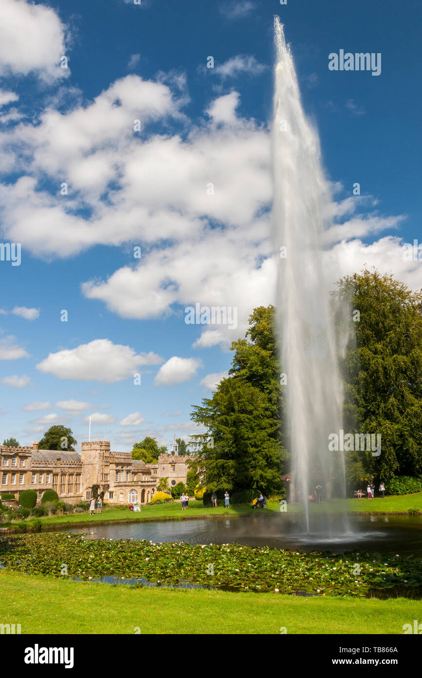 La spettacolare fontana centenario nel laghetto di Mermaid a Forde Abbey, Dorset è il più potente fontana alimentata in Inghilterra, Regno Unito Foto Stock