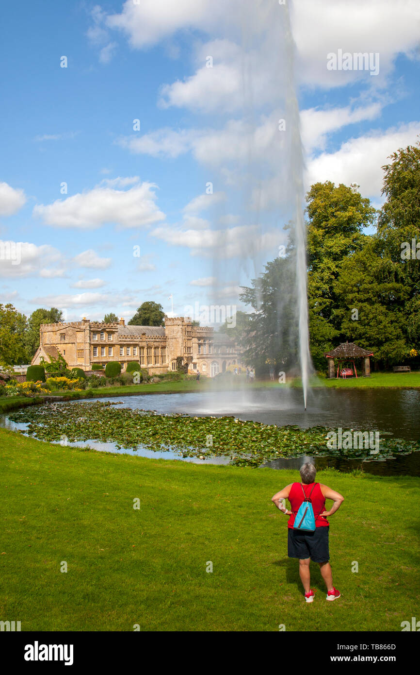 La spettacolare fontana centenario nel laghetto di Mermaid a Forde Abbey, Dorset è il più potente fontana alimentata in Inghilterra, Regno Unito Foto Stock