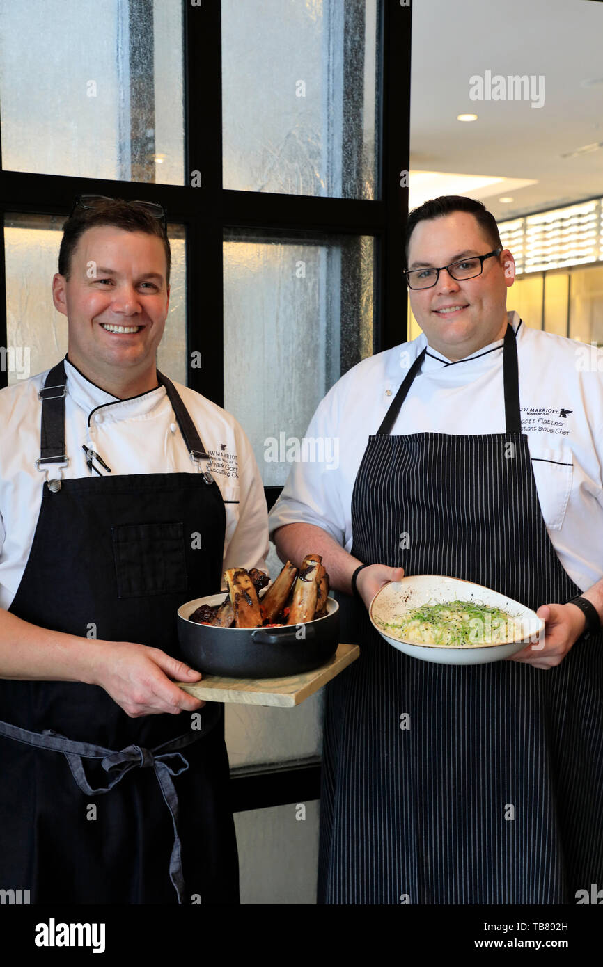 Chef holding Selvatici Zuppa di riso e costine di maiale in cedro+Stone Urban ristorante Table in JW Marriott Minneapolis.Mall of America.Minneapolis.USA Foto Stock
