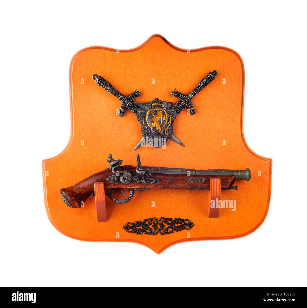 Pistola in miniatura, pugnali e stemma su un supporto in legno Foto Stock