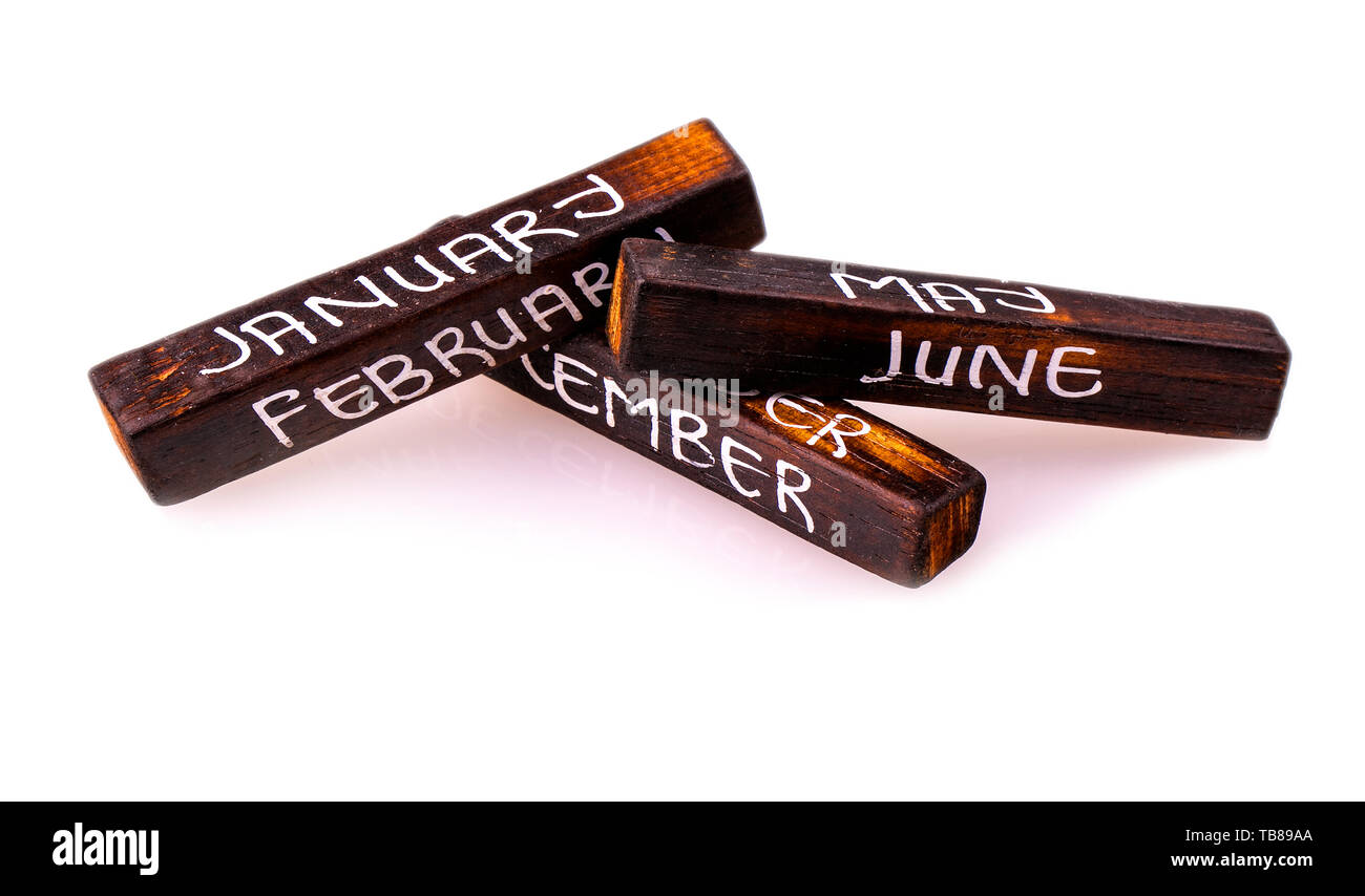 Cubo mesi di calendario forma scolpita su sfondo bianco Foto Stock
