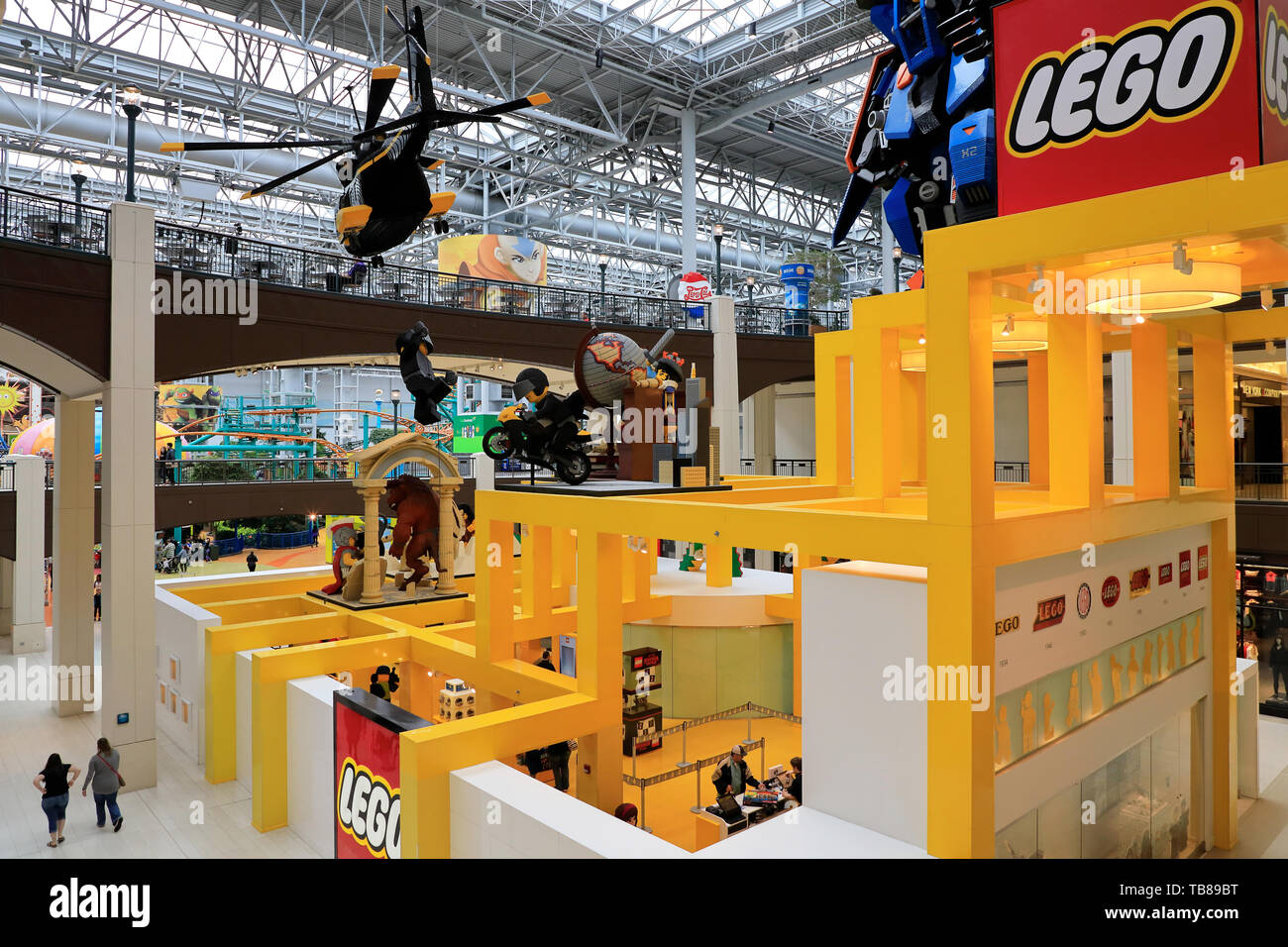 A mattoncini Lego elicottero sopra il negozio Lego nel centro commerciale Mall of America.Bloomington.Minnesota.USA Foto Stock