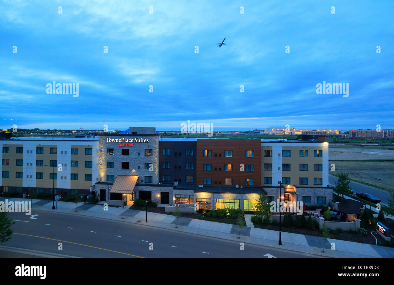 Vista notturna di airport hotel vicino Minneapolis-Saint Paolo aeroporto internazionale con un aereo che decolla in background.Bloomington.Minnesota.USA Foto Stock