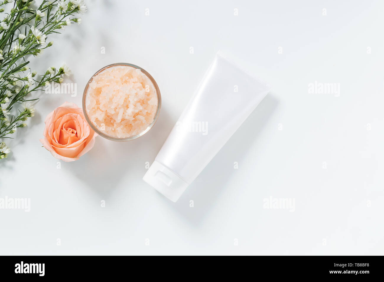 Cura della pelle il concetto prevede piatti di dermocosmesi rimedi stile in bianco schiacciare il tubo confezione con etichetta vuota e sale spa in recipiente di vetro con naturale della materia Foto Stock