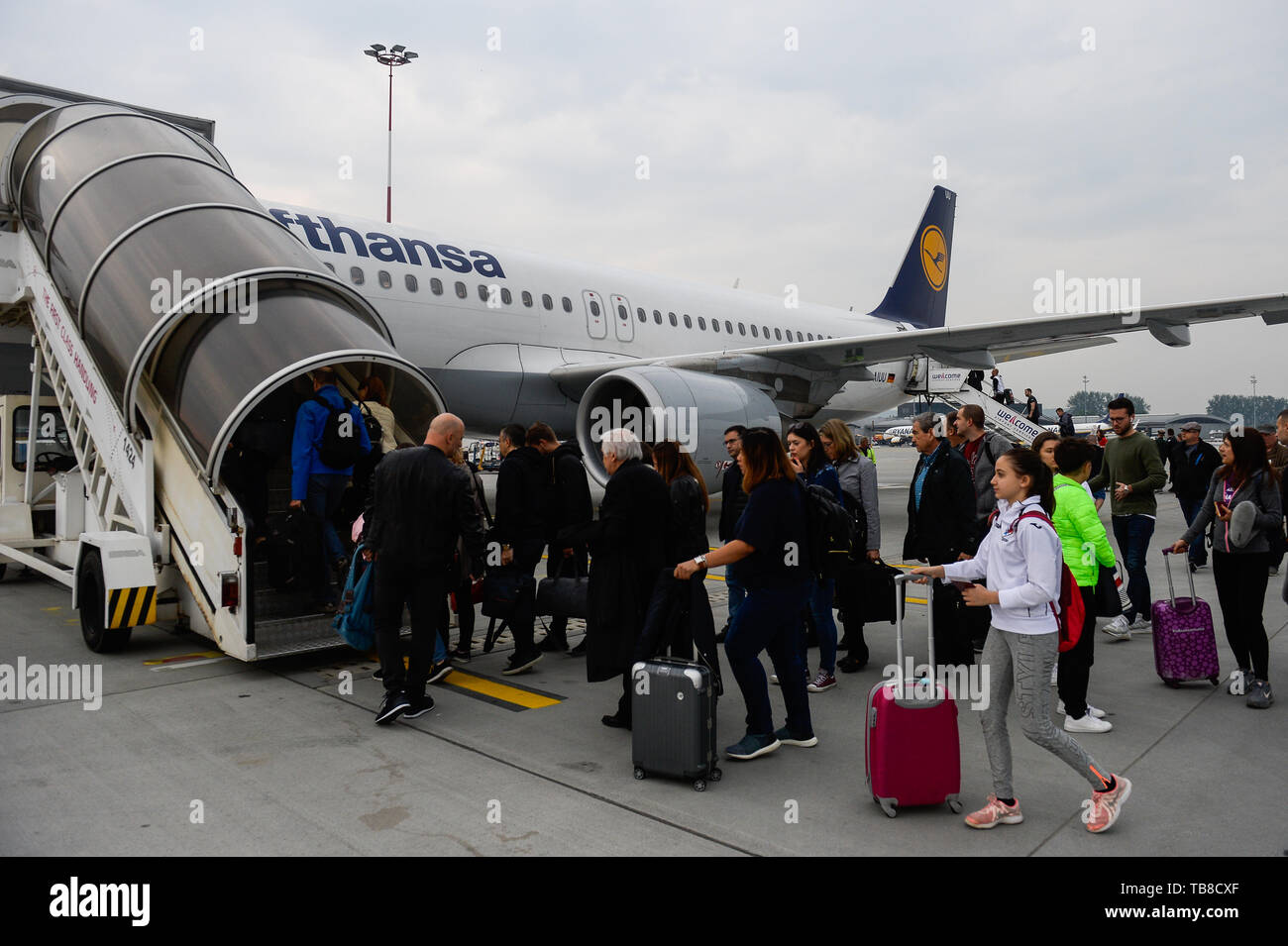 Cracovia in Polonia. 26 Maggio, 2019. Visto passeggeri di salire a bordo di una Germania Lufhtansa Airbus 320-200 a Cracovia di Giovanni Paolo II aeroporto internazionale. Credito: Omar Marques/SOPA Immagini/ZUMA filo/Alamy Live News Foto Stock