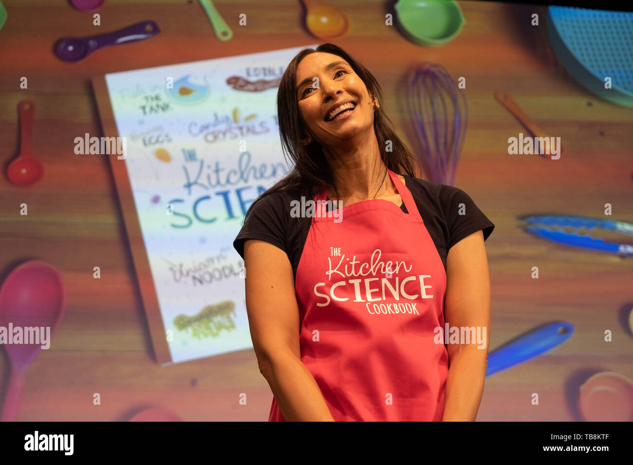 Il Festival di fieno, Hay on Wye, Wales UK , venerdì 31 maggio 2019. Dr Nanotechnologist Michelle Dickinson, autore del famoso libro di scienza per i bambini, "La scienza in cucina il ricettario", dimostrando alcuni dei suoi preferiti - pratica e complicata - esperimenti presso il 2019 Hay Festival festival, ora nel suo trentaduesimo anno, si tiene ogni anno nella piccola città di Hay on Wye in Galles - Inghilterra di frontiera, attrae i migliori scrittori, politici e intellettuali di tutto il mondo per 11 giorni di colloqui e discussioni, celebra il meglio della parola scritta e dibattito critico Foto © Keith Morris / A Foto Stock