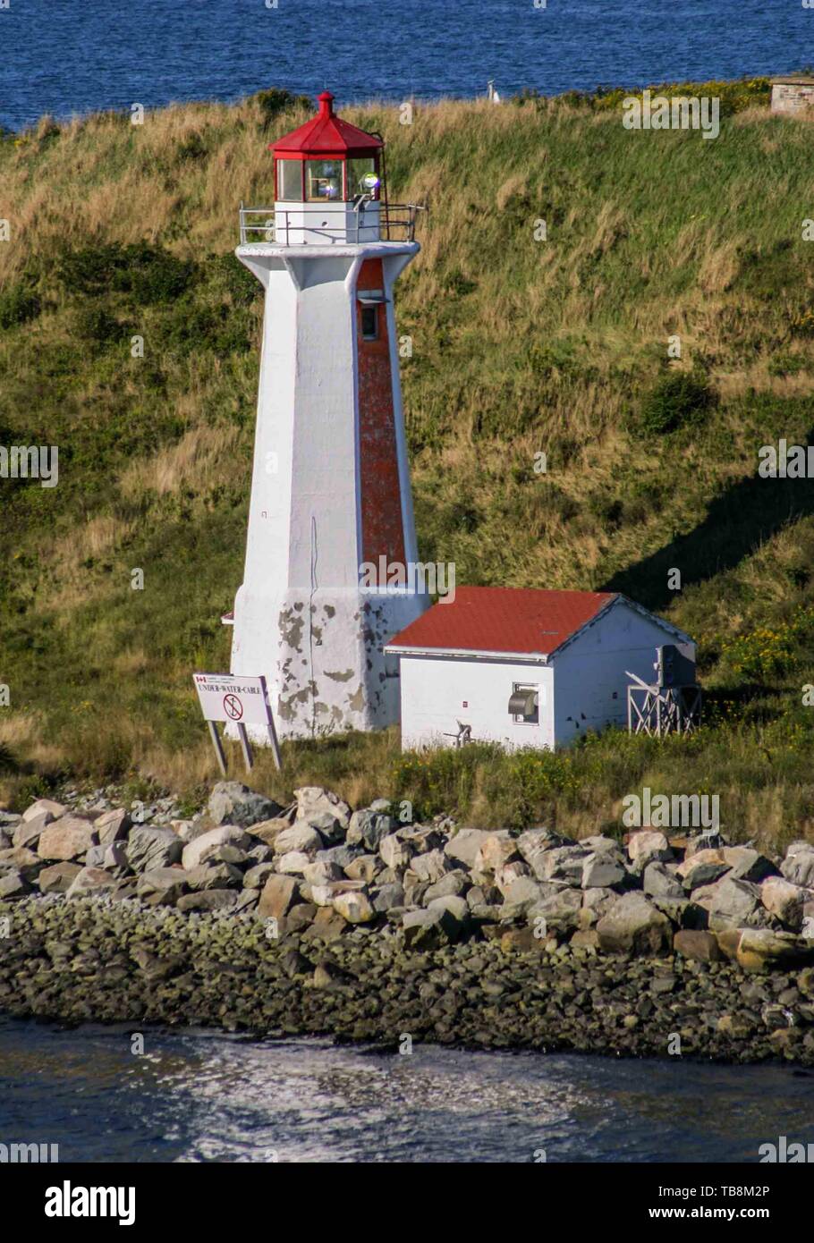 Halifax, Nova Scotia, Canada. 5 Sep, 2005. Georges Island Lighthouse, la luce e la custode della casa sono prominenti nel porto di Halifax, Nova Scotia. Ora automatizzati, il faro è gestito dalla Guardia Costiera canadese. Credito: Arnold Drapkin/ZUMA filo/Alamy Live News Foto Stock