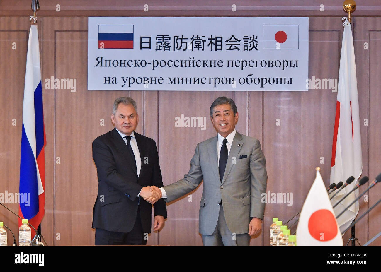 In Giappone il Ministro della Difesa di Takeshi Iwaya scuote le mani con la Russia il Ministro della difesa Sergei Shoigu presso il Ministero della Difesa a Tokyo in Giappone il 30 maggio 2019. Credito: AFLO/Alamy Live News Foto Stock