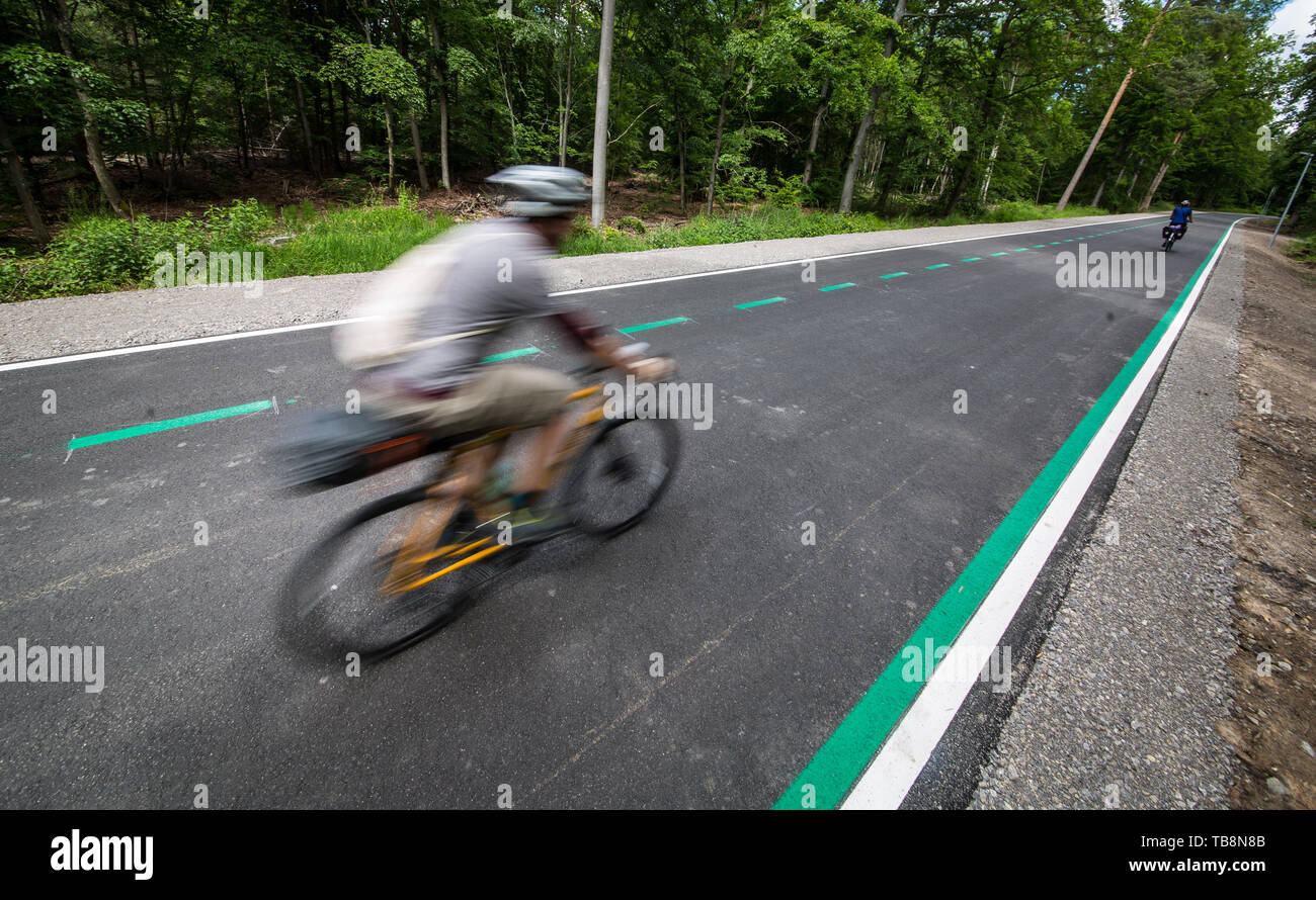 Il 31 maggio 2019, Baden-Wuerttemberg, Böblingen: i ciclisti giro sul nuovo ciclo veloce tracciato tra Böblingen/Sindelfingen e Stoccarda. Il primo ciclo di fast track nel badenwürttemberg è stata aperta al traffico il 31.05.2019. Foto: Christoph Schmidt/dpa Foto Stock