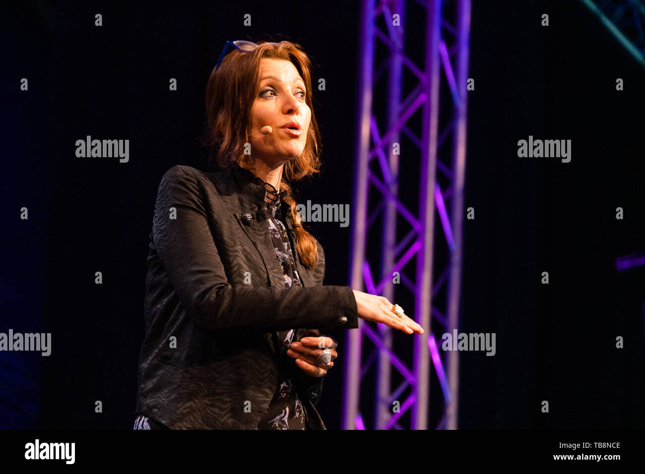 Il Festival di fieno, Hay on Wye, Wales UK , venerdì 31 maggio 2019. ELIF SHAFAK, turco - romanziere britannico e una sedia del 2019 Wellcome Premio del libro dei Giudici, dando l'Annuale Premio Wellcome lezione sul tema "Come rimanere sane in un epoca di populismo, incertezza politica e il pessimismo?", sul palco del 2019 Hay Festival festival, ora nel suo trentaduesimo anno, si tiene ogni anno nella piccola città di Hay on Wye in Galles - Inghilterra di frontiera, attrae i migliori scrittori, politici e intellettuali di tutto il mondo per dieci giorni di colloqui e discussioni, celebra il meglio della scritta w Foto Stock