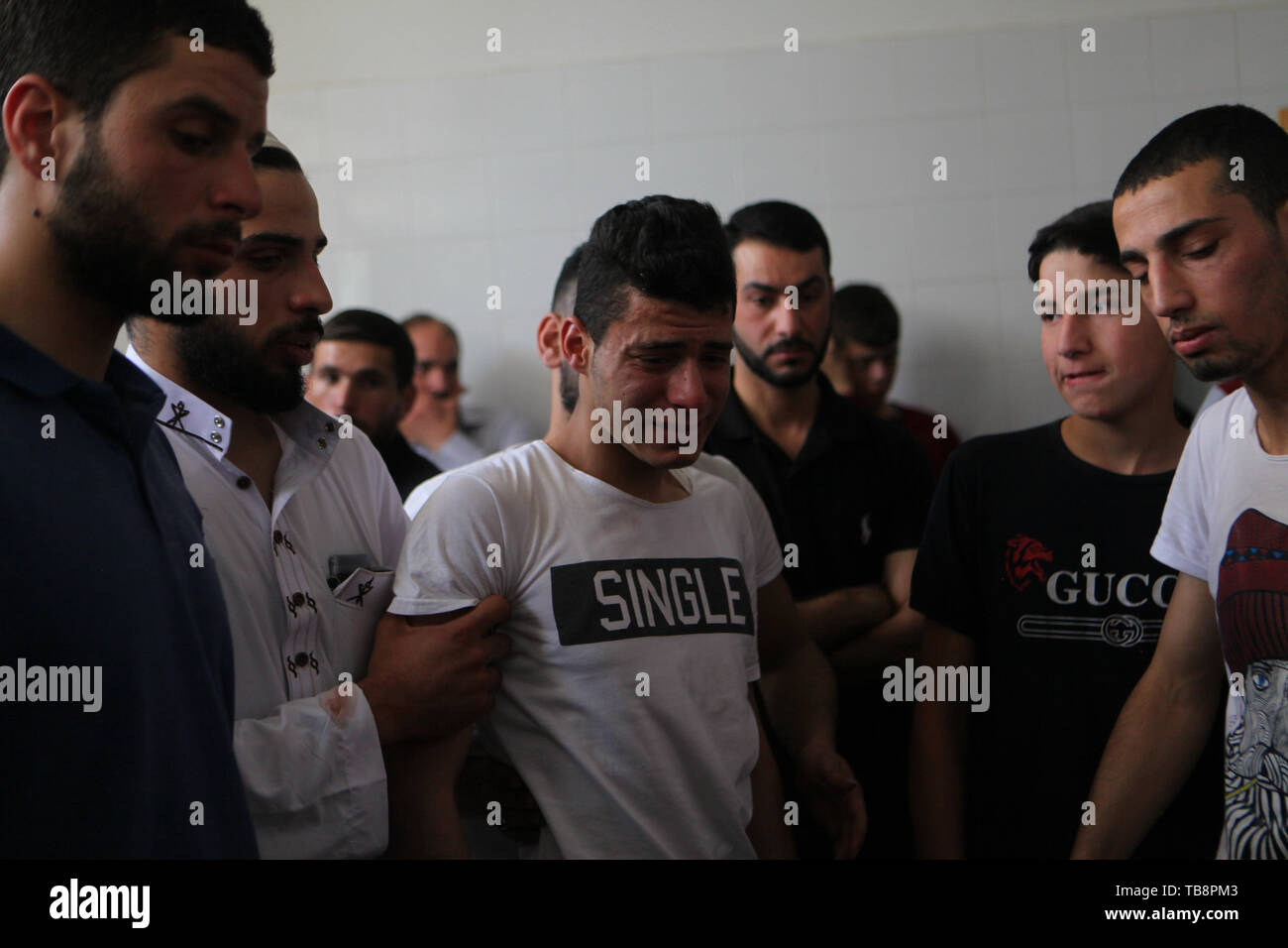 Hebron, West Bank città di Hebron. 31 Maggio, 2019. I parenti dei 16-anno-vecchio Abdallah lii Gheith, che è stato ucciso dalle forze israeliane' spari, piangono in un ospedale in Cisgiordania città di Hebron, 31 maggio 2019. Ministero palestinese della salute detto venerdì che un giovane palestinese è stato ucciso dalle forze israeliane' spari in Cisgiordania. In una dichiarazione alla stampa, il ministero ha detto che l'16-anno-vecchio vittima è identificato come Abdallah lii Gheith, morto vicino a Betlemme città dopo essere scattato nel cuore e polmoni dall esercito israeliano. Credito: Mamoun Wazwaz/Xinhua/Alamy Live News Foto Stock