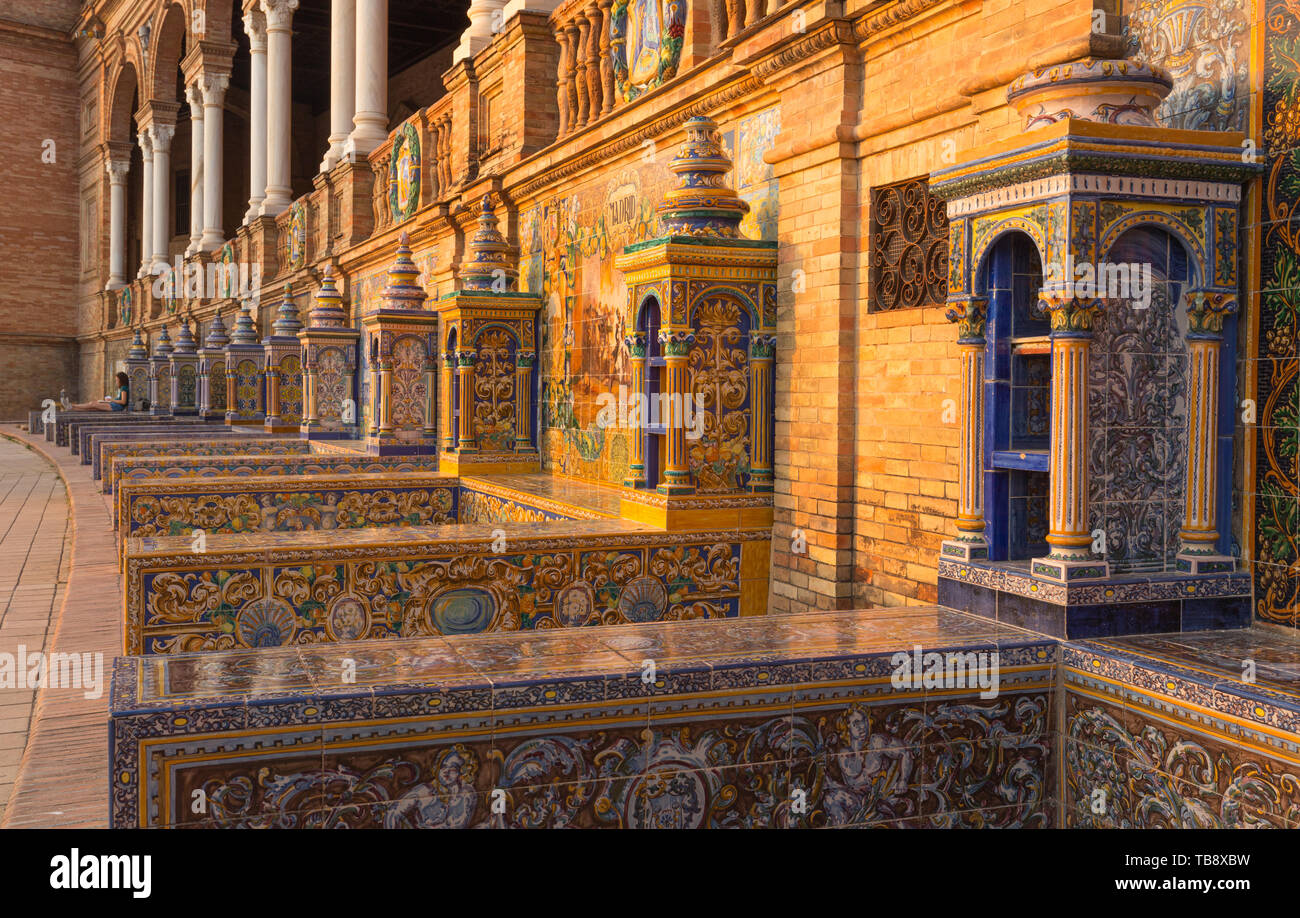 Siviglia, Piazza di Spagna ( Plaza de Espana) e architettura decorativa noto come azulejos Foto Stock