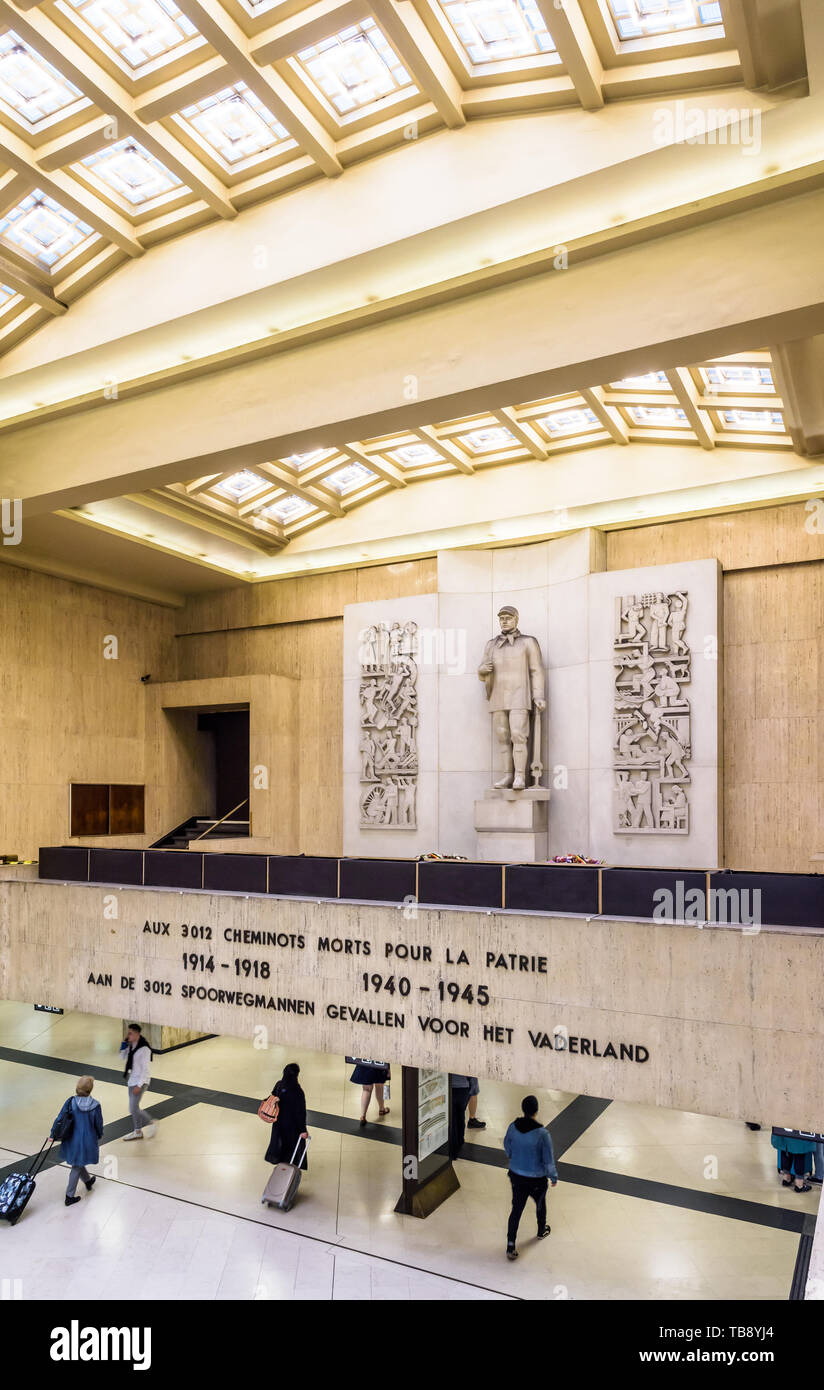 Un memoriale installato nel piazzale della stazione centrale di Bruxelles in memoria della ferrovia di uomini e donne morti per il Belgio durante le due guerre mondiali. Foto Stock