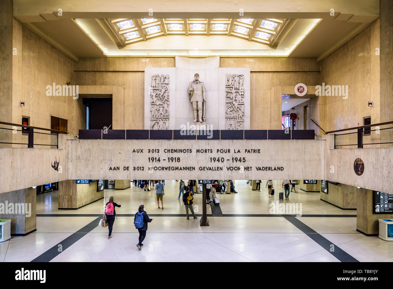Un memoriale installato nel piazzale della stazione centrale di Bruxelles in memoria della ferrovia di uomini e donne morti per il Belgio durante le due guerre mondiali. Foto Stock