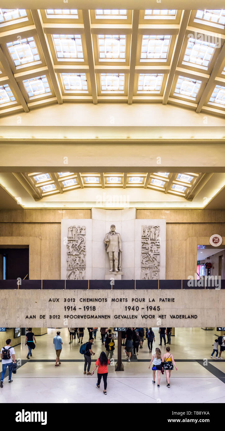 Un memoriale installato nel piazzale della stazione centrale di Bruxelles in memoria della ferrovia di uomini e donne morti per il Belgio durante le due guerre mondiali. Foto Stock