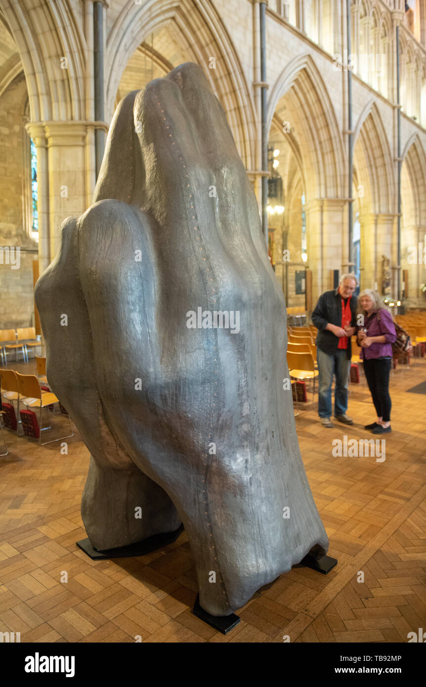 Visitatori Visualizza artista Fiddian-Green Nic's 15ft tall pregando mani scultura, che è stato installato nella Cattedrale di Southwark, Londra, per commemorare il 2017 London Bridge attacco terroristico. Foto Stock