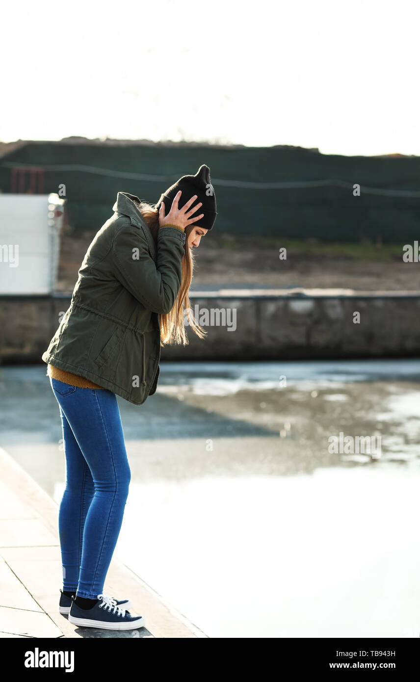 Giovane donna sta per commettere suicidio vicino al fiume Foto Stock